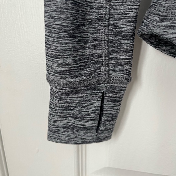 Old Navy Long Sleeve Active Top (Size XS) - Picture 3 of 8